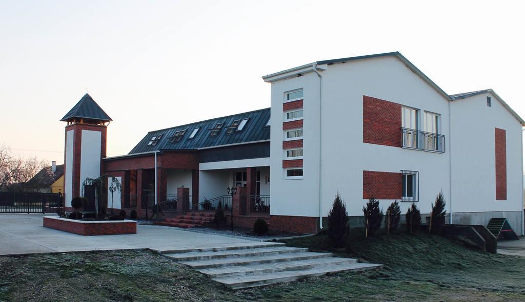 Guest House Hodus Vydrany Екстериор снимка